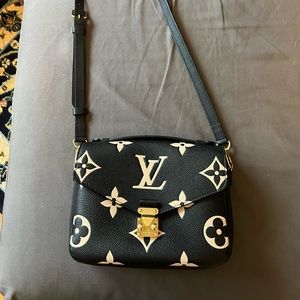 Louis Vuitton
Empreinte Monogram
Giant Pochette Metis
Black Beige